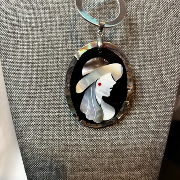 Albacore and Silver Lady in Waiting Pendant on Silver Choker with Earrings. - Picture 2 of 3